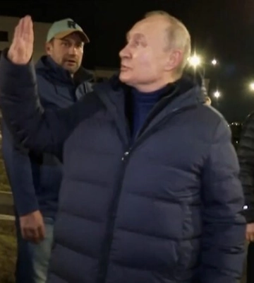 Приїзд Путіна в окупований Маріуполь порівнюють із візитом Гітлера у 1941 році