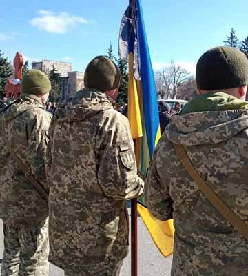 У місті на Полтавщині люди на колінах проводжали двох Героїв