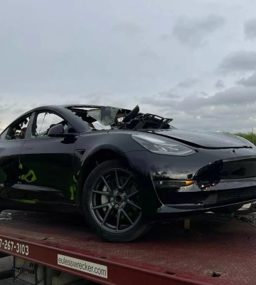 Электромобиль Tesla загорелся на ровном месте во время движения (фото, видео)