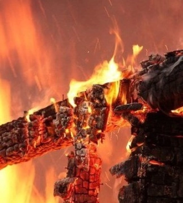 На Хустщині вогонь нищив житловий будинок: залучались дві одиниці техніки