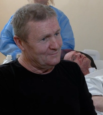 Віталій Шумей, прикутий до ліжка боєць через поранення голови, прибув на лікування до Барселони