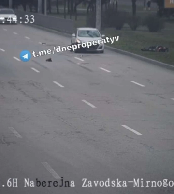 У Дніпрі на Набережній Заводській Hyundai збив пішохода-порушника: відео моменту ДТП