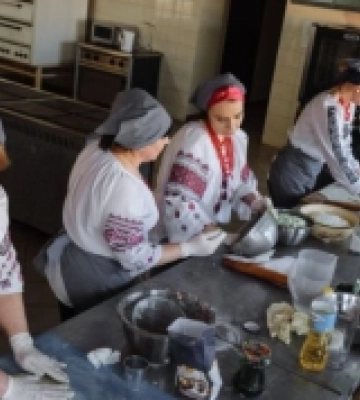 В Ужгороді провели кулінарний батл «Шеф вареник»: зліпили понад три тисячі вареників