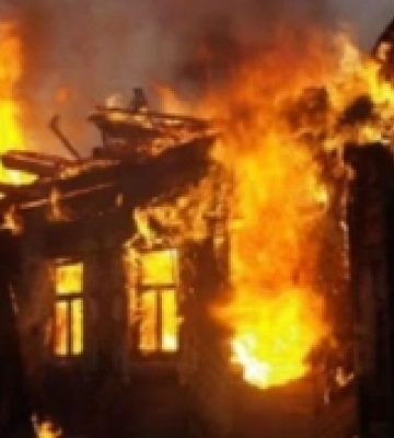 У Радивилові горіла господарська будівля