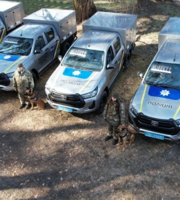 Поліцейські-кінологи отримали спецтранспорт для перевезення службових собак