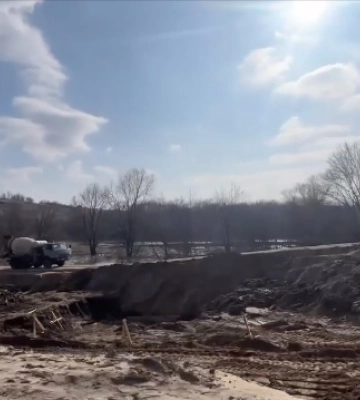 В громаде на Харьковщине строят мост через Северский Донец (видео)