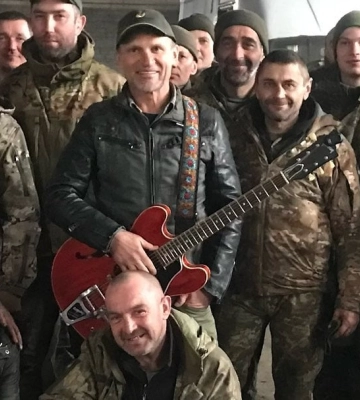 Скрипка выступил для украинских защитников в Бахмуте. Фото