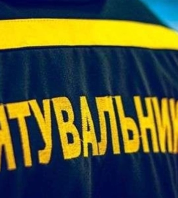 Випав з вікна та застряг між будівель: у Дніпрі надзвичайники врятували містянина