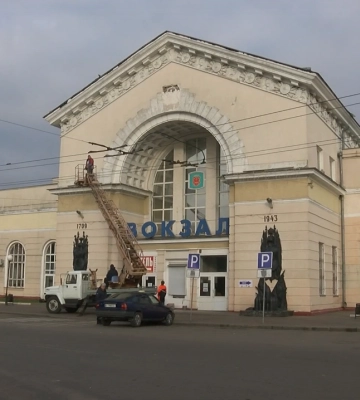 На будівлі вокзалу «Полтава-Південна» демонтували серп і молот