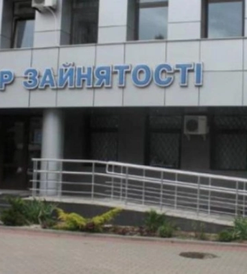 На Рівненщині вимушеним переселенцям допомагають знайти роботу