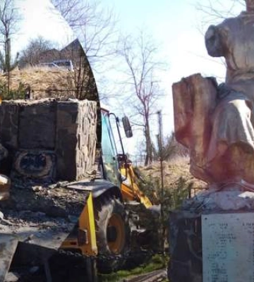 Во Львовской области повалили памятники советским летчикам и коммунисту