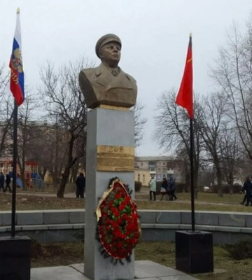 «ЛНР» снова установила бюст Ворошилова в Лисичанске
