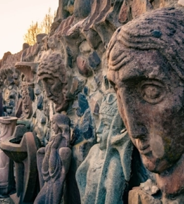 Сонечко на скульптурах: показали вечірні світлини будинку Голованя
