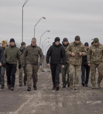 У Чернігові місця скоєння злочинів росії відвідала делегація ЗС Фінляндії