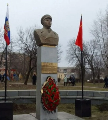 Оккупанты восстановили памятник Ворошилову в Лисичанске. ФОТО