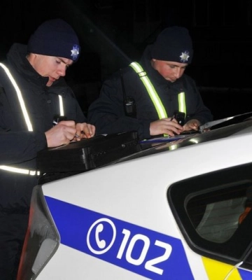На Київщині п’яний чоловік прийшов до поліції, а потім почав втікати на автомобілі (ВІДЕО)