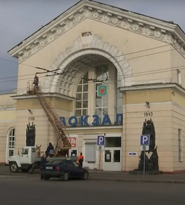З фасаду будівлі залізничної станції Полтава-Південна прибрали герб СРСР