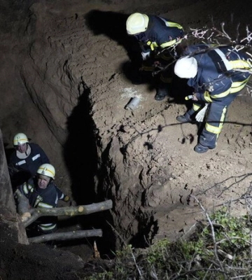 На Одещині рятувальники другий день дістають тіло чоловіка з колодязя: деталі трагедії (фото, відео)