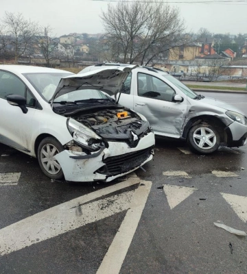 Не надав перевагу: у Рівному зіткнулися автомобілі Dacia та Renault