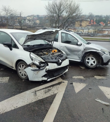 Не надав перевагу: у Рівному зіткнулися автомобілі Dacia та Renault