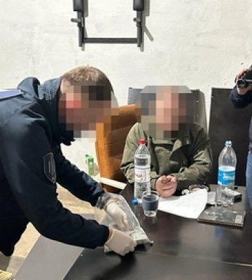 ДБР зловило на хабарі у 100 тисяч двох офіцерів ЗСУ (фото, відео)