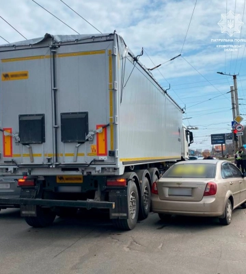 У Кропивницькому вантажівка зіштовхнулася з легковиком