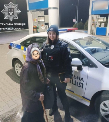 На Дубенщині патрульні допомогли повернутися додому бабусі, яка загубилася