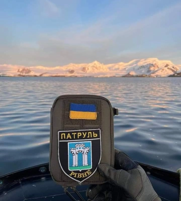 Шеврон рівненських патрульних потрапив в Антарктиду