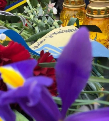 Зруйнована казарма. У Миколаєві вшанували пам&#039;ять загиблих військовослужбовців