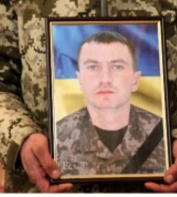 Рідні довго намагалися розшукати: у Луцьку попрощалися із полеглим Героєм Артемом Баглайчуком