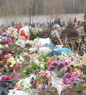 Громаді на Рівненщині заборонили приносити штучні квіти на кладовище