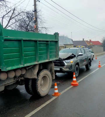 Не надав перевагу: у Рівному зіткнулися автомобілі Dacia та Renault
