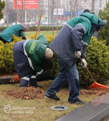 #ЧистийДніпро: у парках міста прочісують газони, обрізають гілки та прибирають територію від сміття