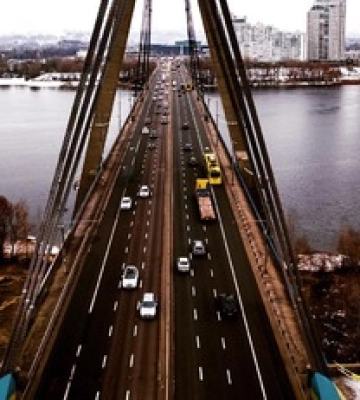 В Киеве ограничат движение на одном из мостов: карта объезда