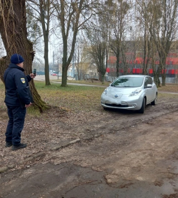 Покарали водіїв, які паркувалися на зеленій зоні біля «Авангарду»