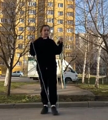 В Ивано-Франковске пенсионерка обругала девушку из-за прыжков на скакалке: разгорелся скандал