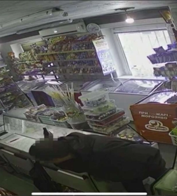 У Дніпрі пограбування магазину потрапило на камери відеоспостереження