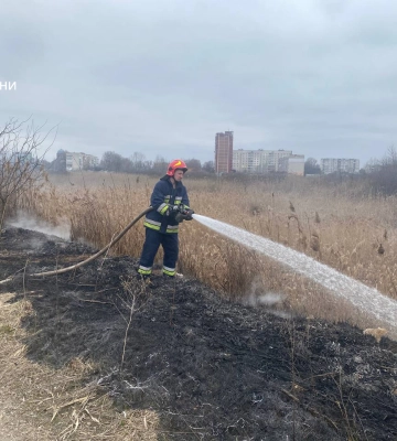 На Сумщині упродовж доби вогнеборці вісім разів приборкували загоряння сухої рослинності