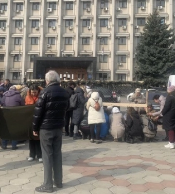 Одеські волонтери на знак протесту плели маскувальні сітки під будівлею облради
