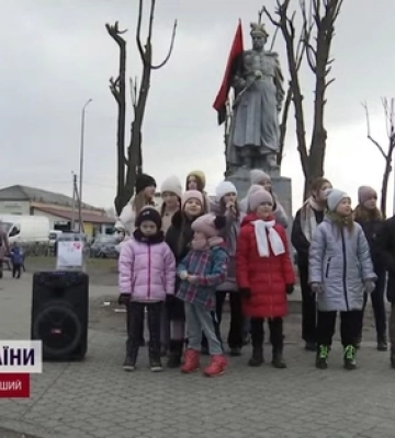 Співали і в дощ і вхолод: на Волині діти назбирали співами мільйон гривень для ЗСУ
