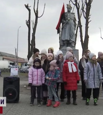 Співали і в дощ і вхолод: на Волині діти назбирали співами мільйон гривень для ЗСУ