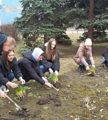 У Дніпрі учні засадили двір своєї школи різноманітними квітами