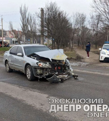 У Дніпрі Nissan протаранив маршрутку с пасажирами (ФОТО)