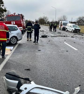 Одна особа загинула, двох госпіталізовано: внаслідок аварії у Луцькому районі троє