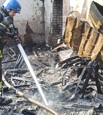 На Сумщині рятувальники ліквідовували пожежу, яку спричинив ворожий обстріл