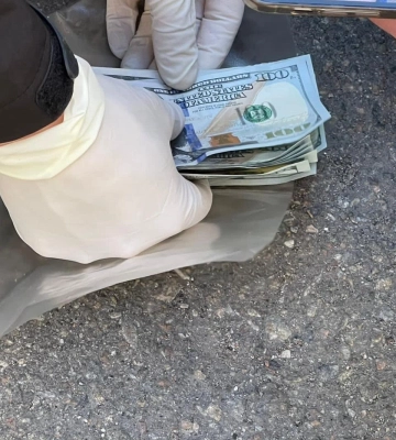 СБУ затримала інспектора Одеської митниці за систематичні хабарі