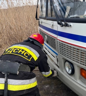 На Кіровоградщині пасажирський автобус втрапив у дорожню халепу