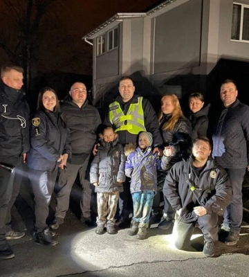 На Київщині заблукали двоє маленьких близнюків: кадри порятунку