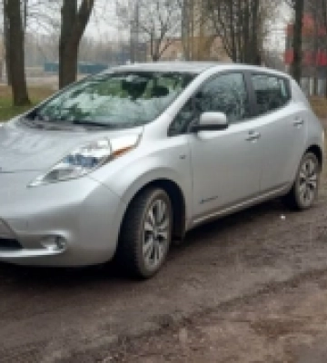 Рівненські водії перетворили зелену зону біля &quot;Авангарду&quot; на болото