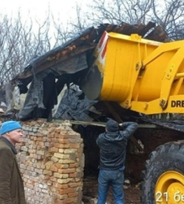 У Луцьку муніципали знесли занедбану халупу напроти міськради 